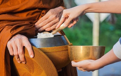 Mười bốn loại cúng dường theo cá nhân và ý nghĩa phước báu theo lời Phật dạy